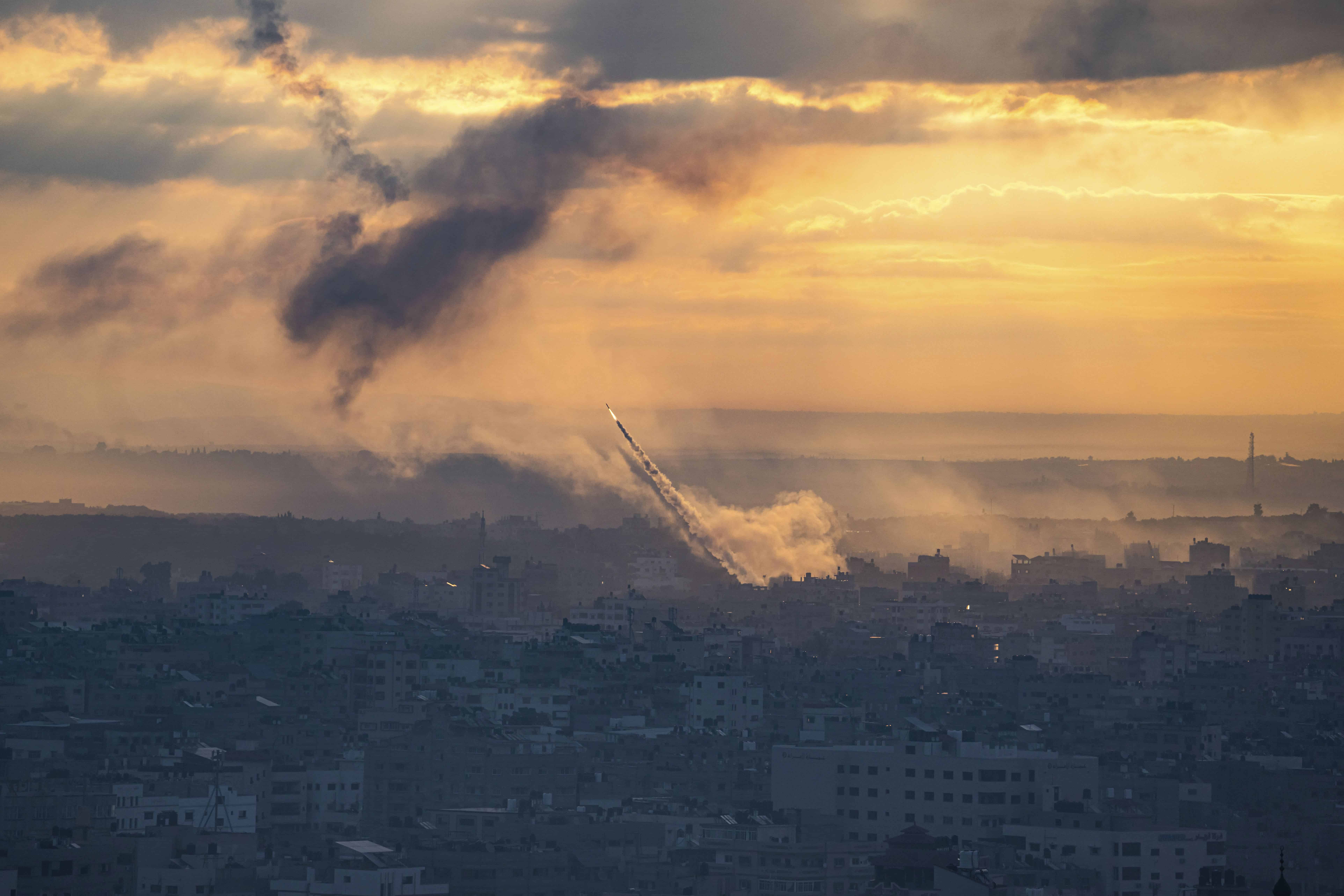 Cohetes disparados hacia Israel desde la Franja de Gaza, el sábado 7 de octubre de 2023. Los cohetes se dispararon cuando Hamás anunció una nueva operación contra Israel.
