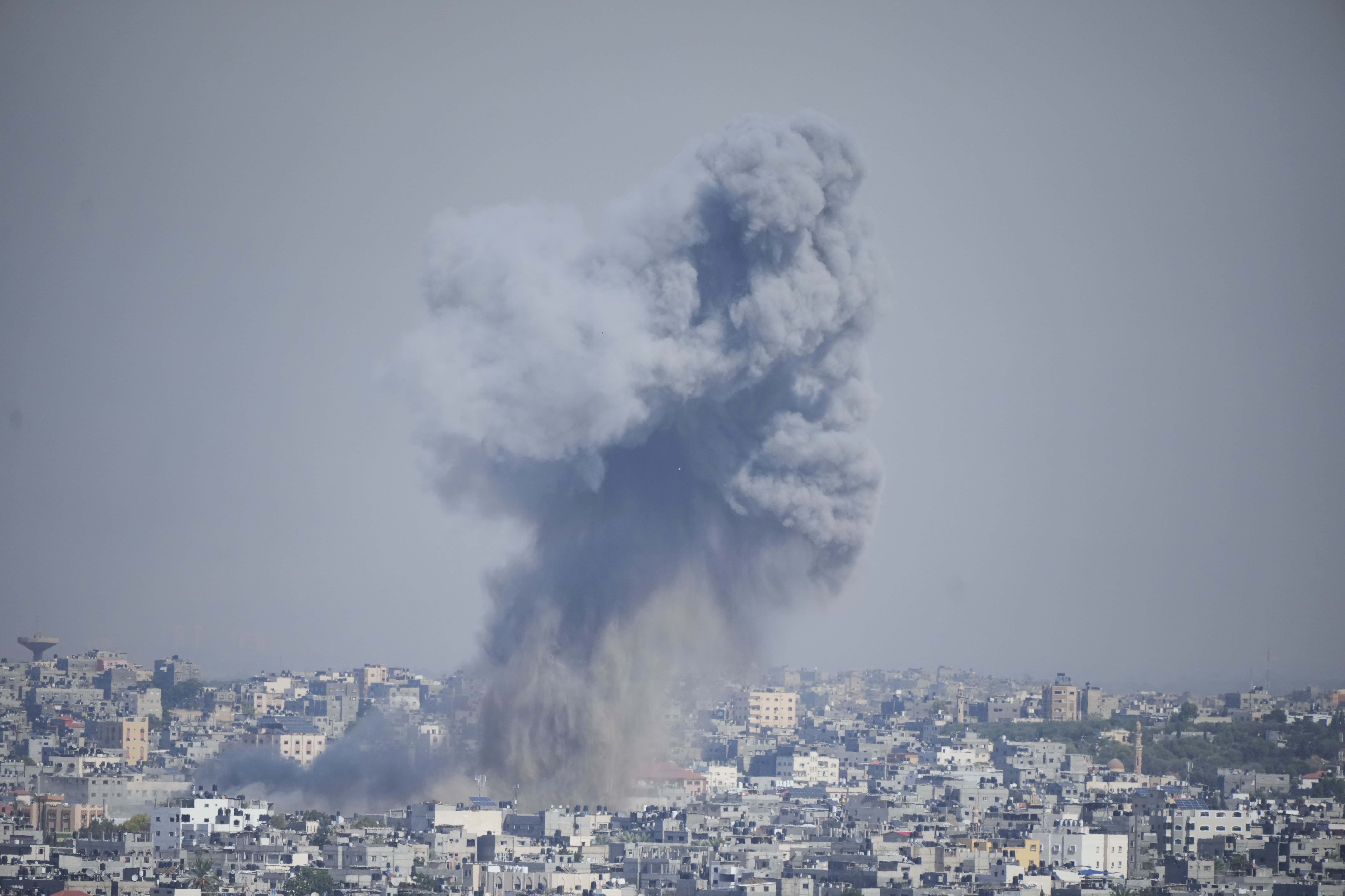 Se eleva humo de una explosión causada por un ataque aéreo israelí en la Franja de Gaza, el sábado 7 de octubre de 2023.