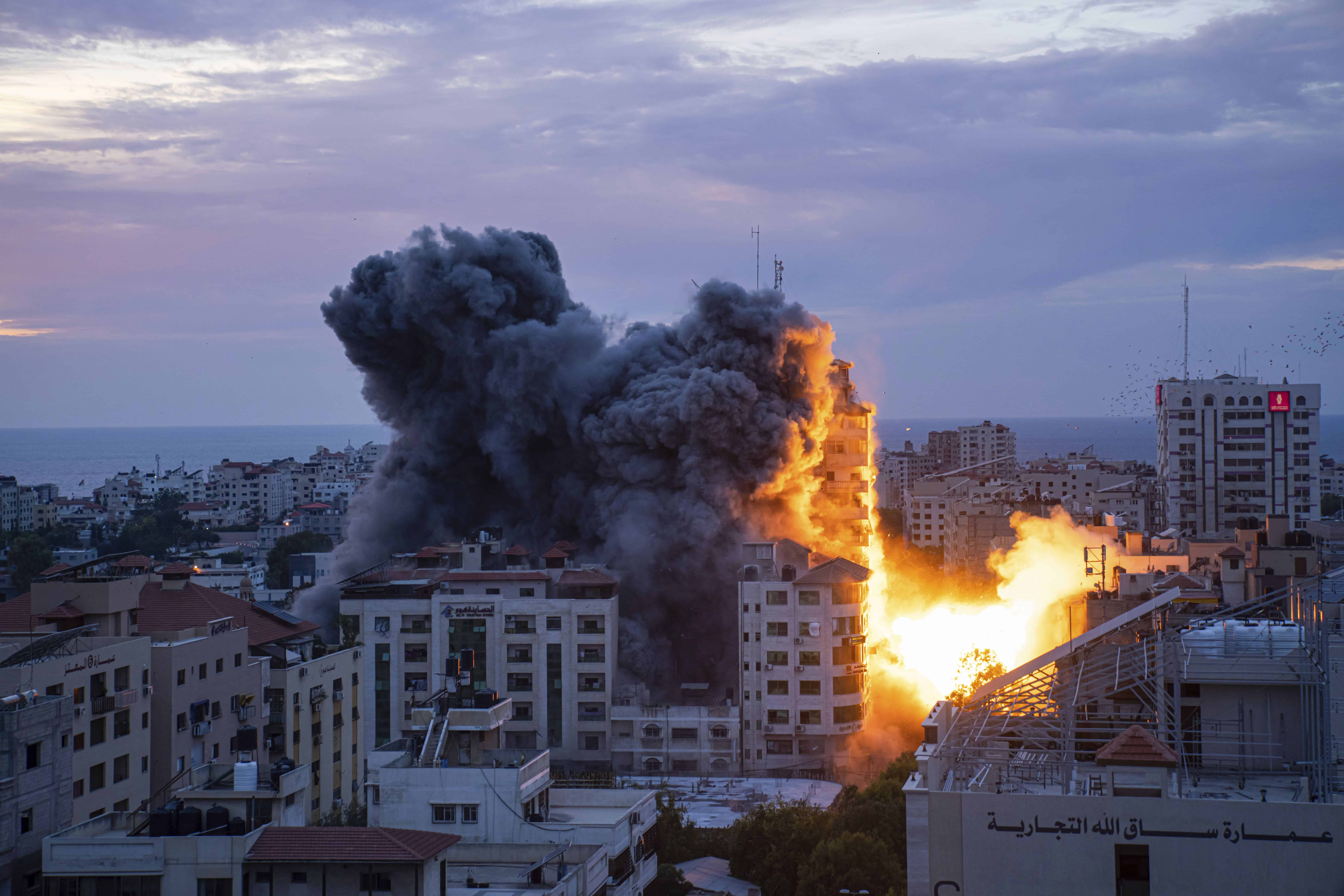 El fuego y el humo se elevan tras un ataque aéreo israelí en la ciudad de Gaza, el sábado 7 de octubre de 2023.