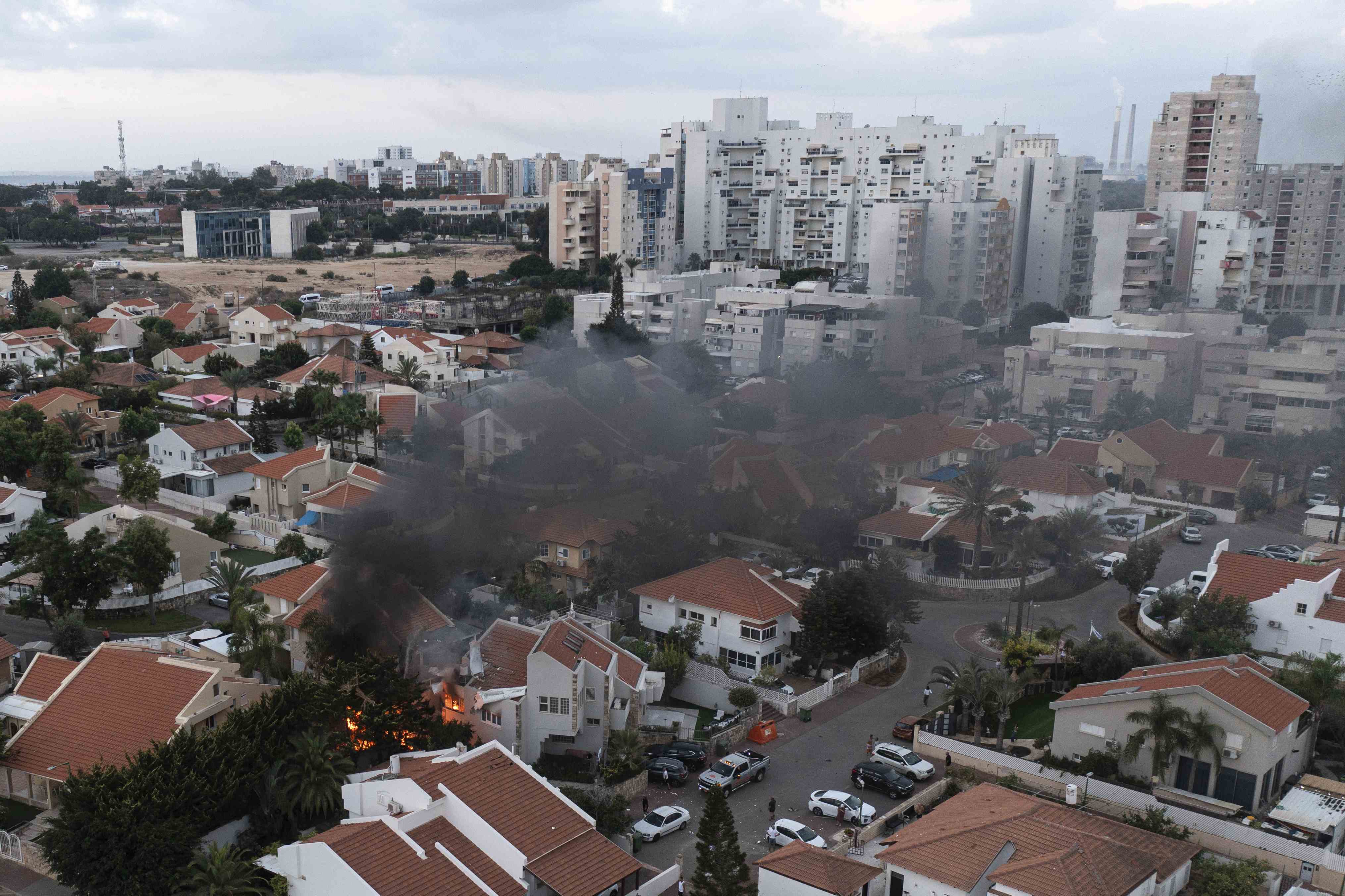 Una nube del humo señala el lugar donde un proyectil disparado desde la Franja de Gaza alcanzó una vivienda en Ashkelon, en el sur de Israel, el 7 de octubre de 2023