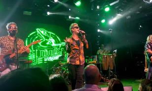 Los Amigos Invisibles sacudieron la noche del viernes en Santo Domingo