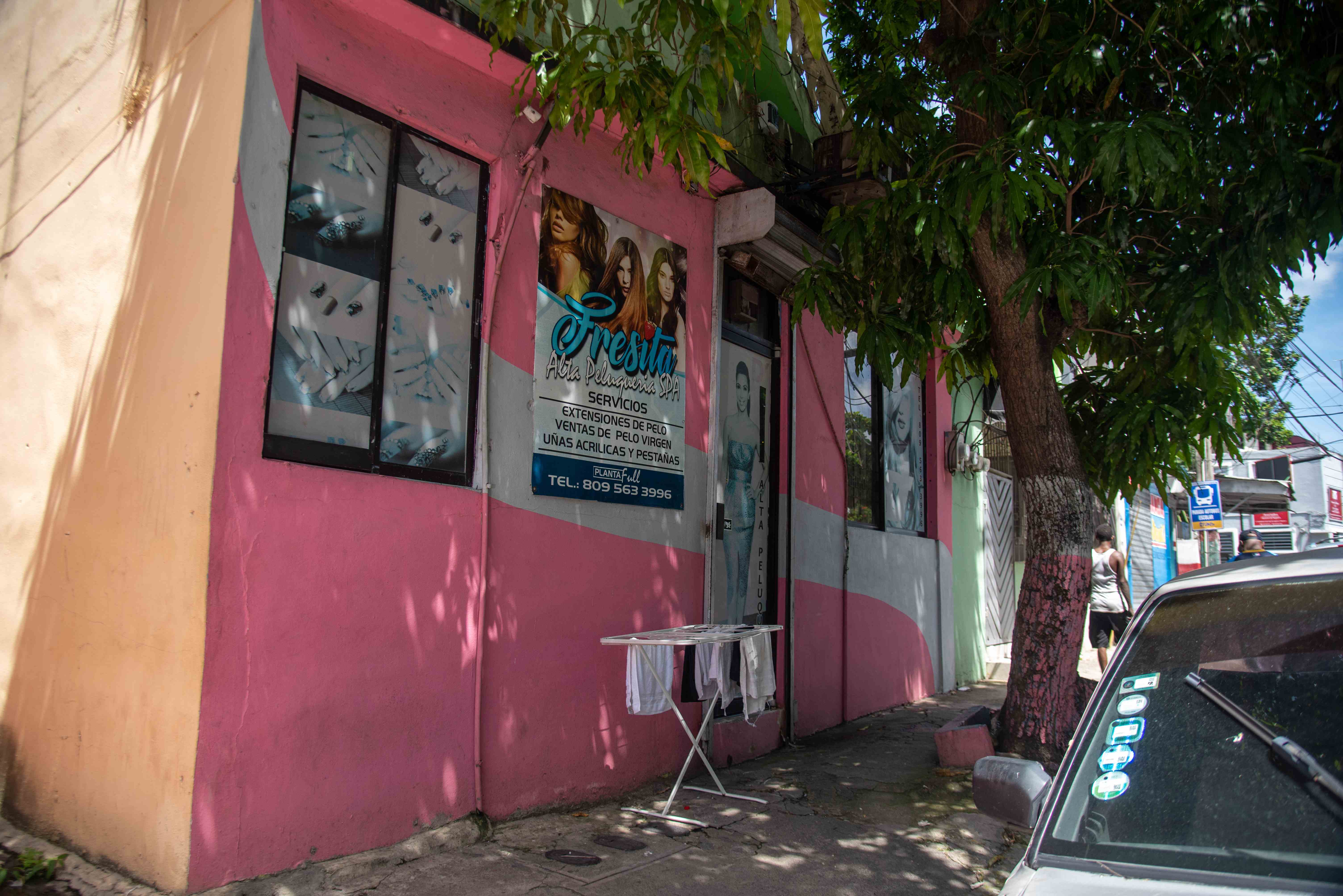 En Fresita Alta Peluquería, no se vende bebidas alcohólicas, pero los clientes las han pedido a los colmados para tomar mientras son atendidos.