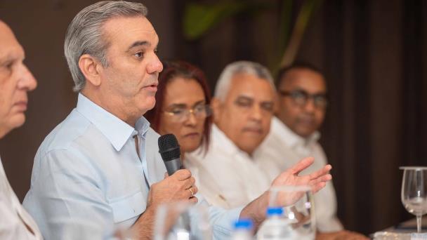 Abinader anuncia construcción de extensión de la UASD en Samaná