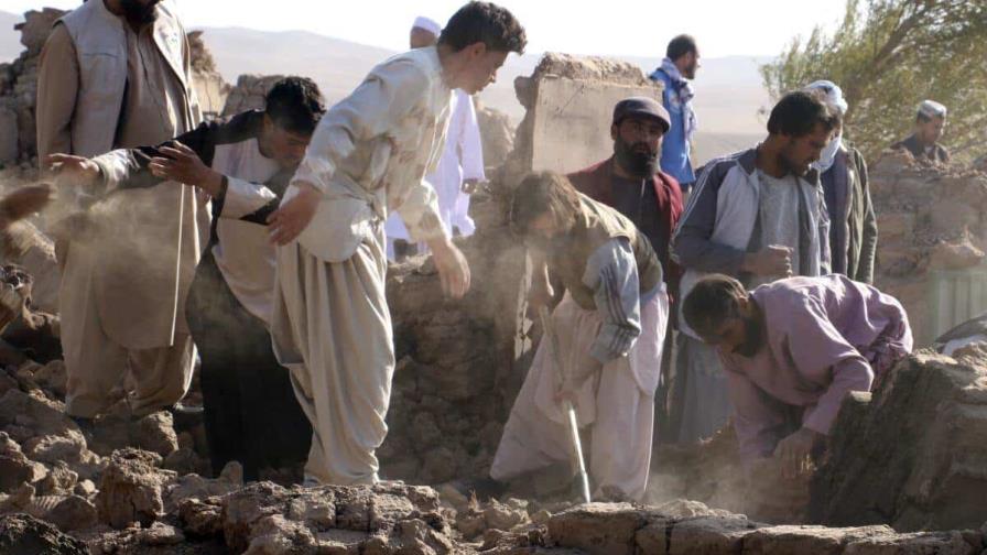 Desesperada, la población trata de desenterrar a víctimas de sismos en Afganistán