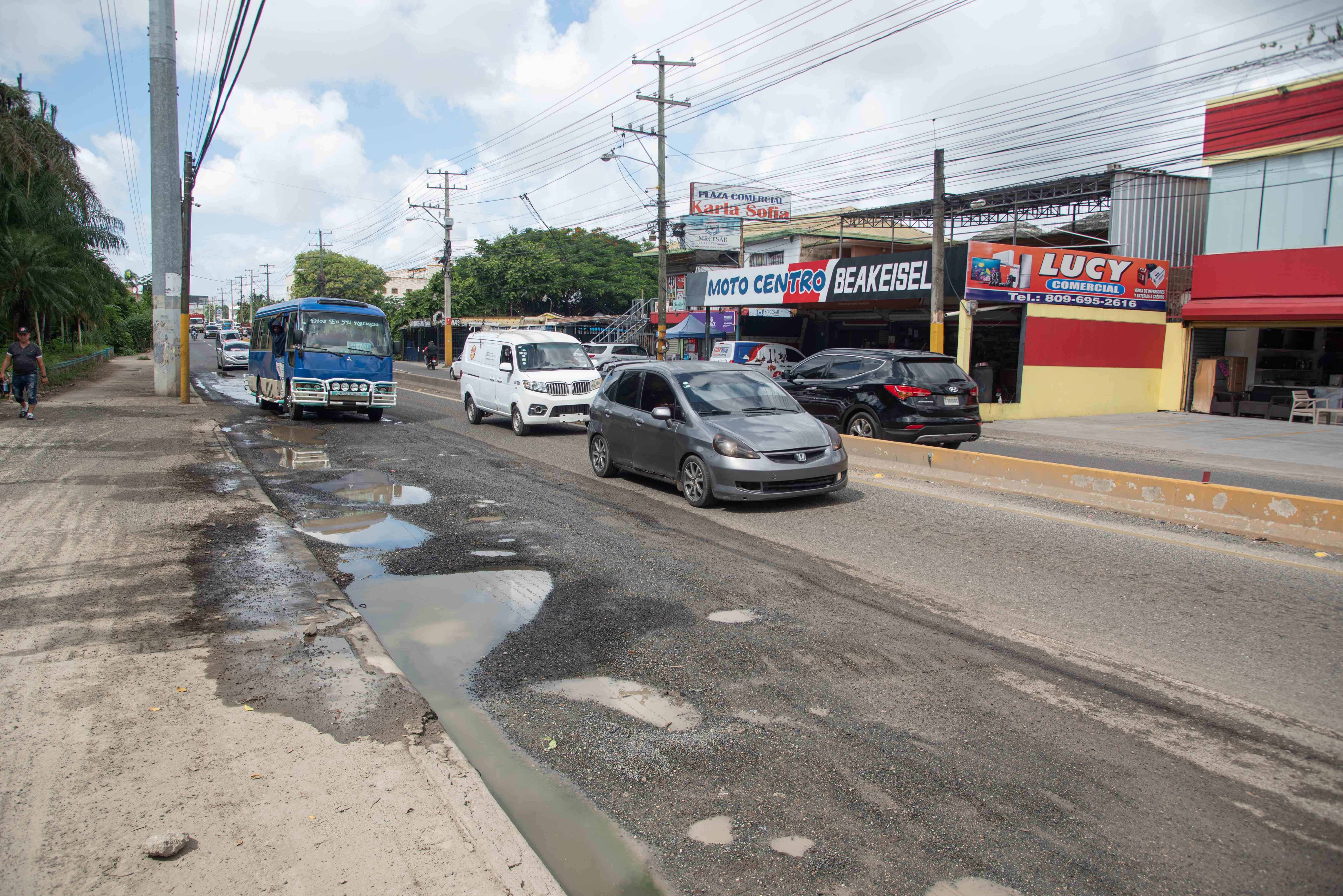 Calle deteriorada en la carretera Mella, Santo Domingo Este.