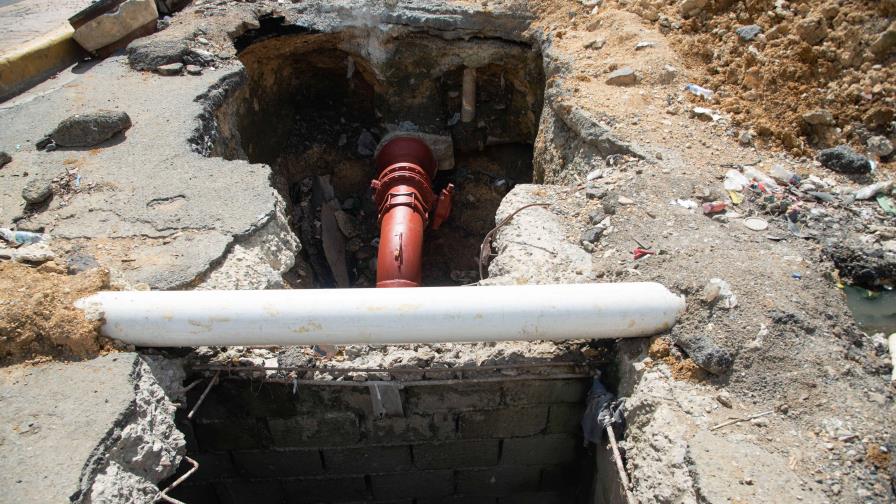 Caasd corrige fuga de agua en tubería de 16 pulgadas en Hainamosa