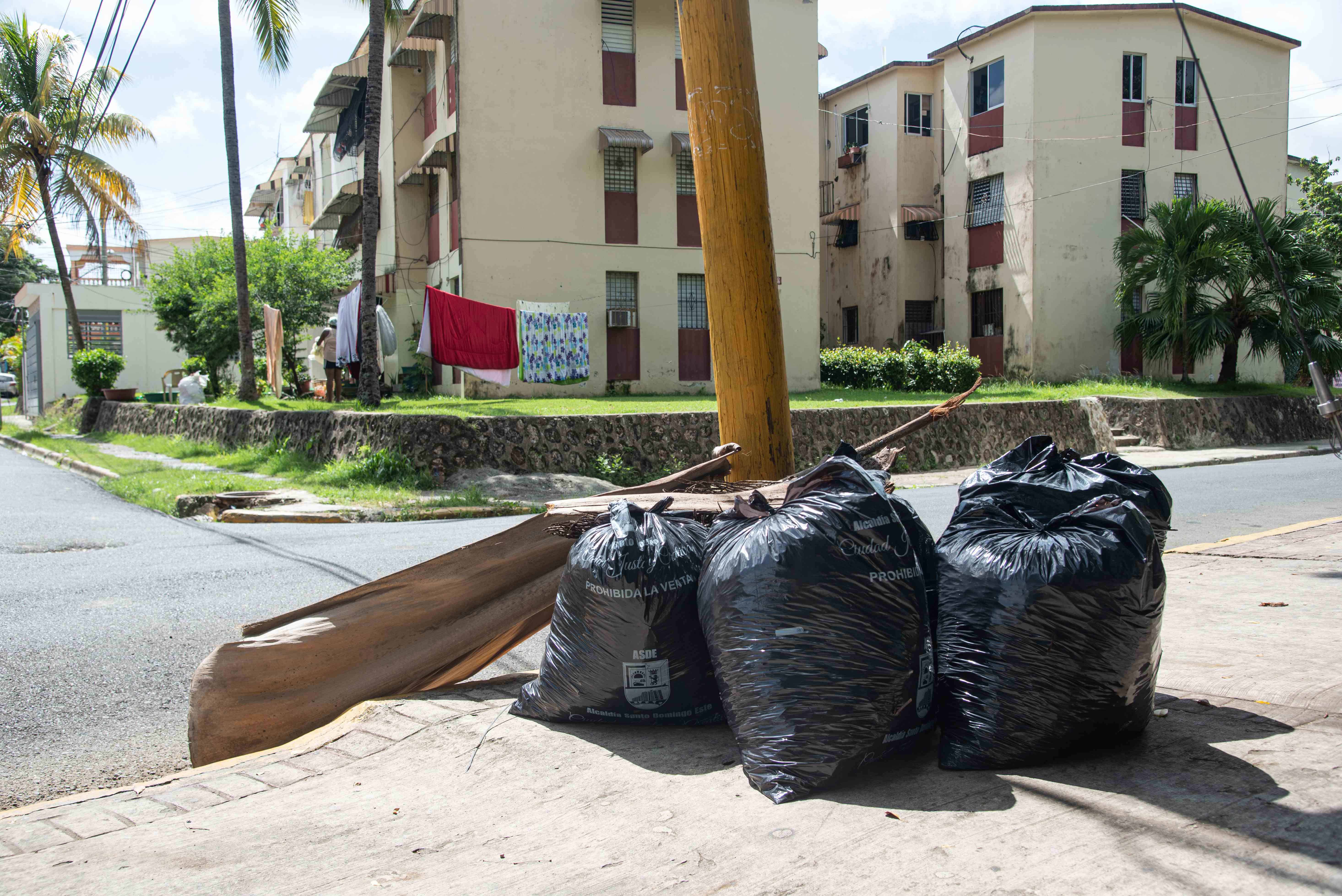 Basura en fundas en espera de ser recogida.