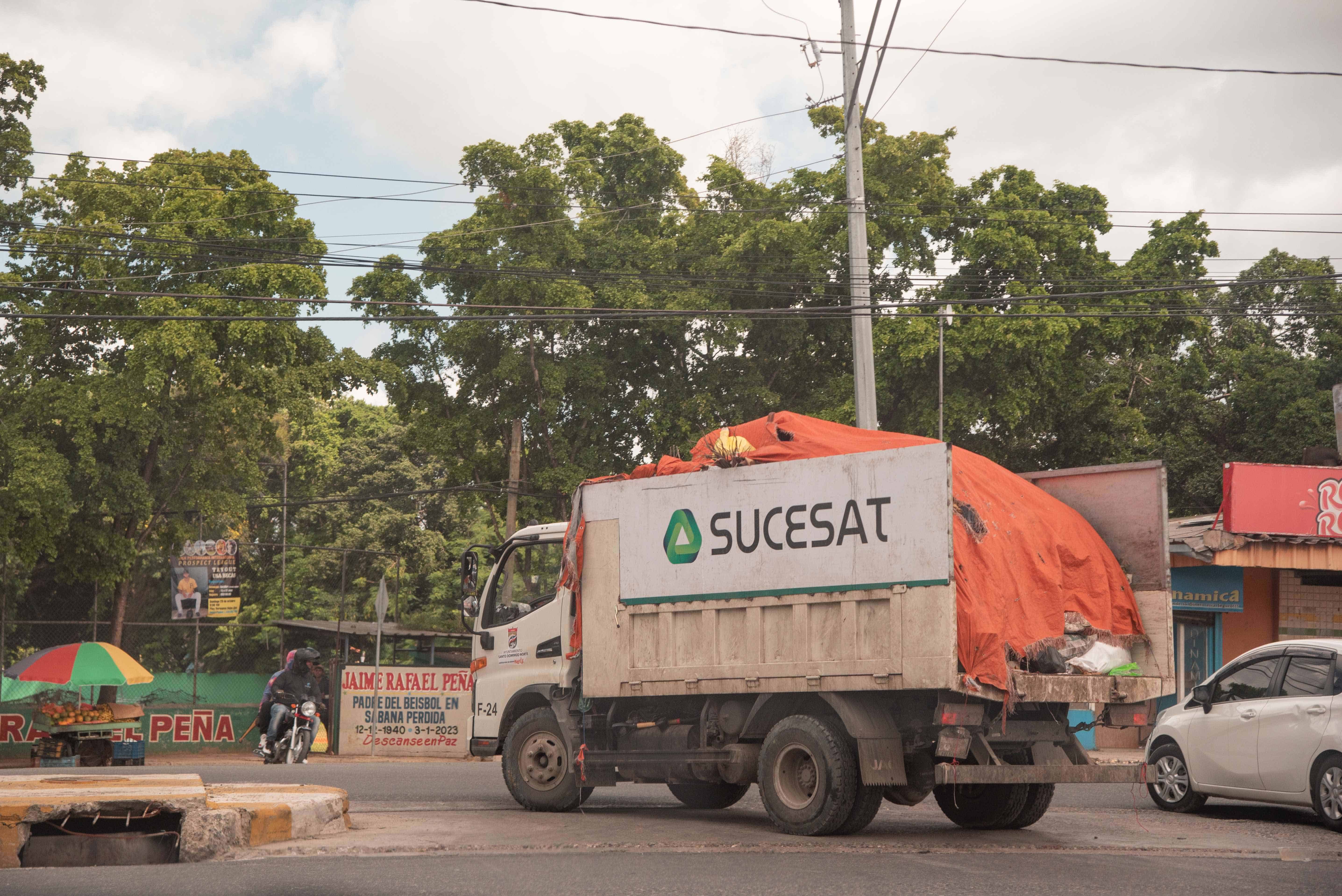 Camión recoge residuos en Santo Domingo Norte.  