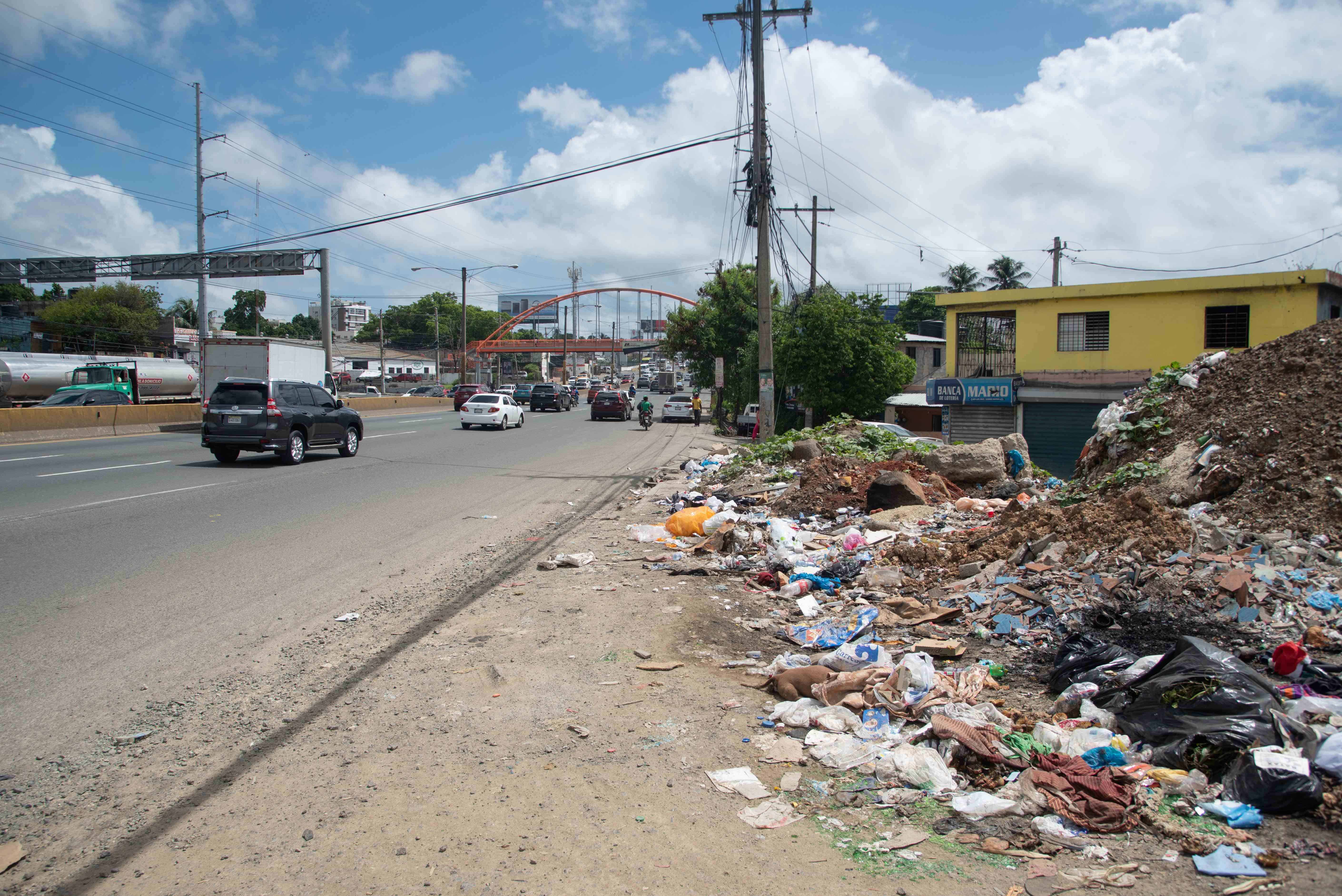 Vertedero improvisado en Santo Domingo Oeste.