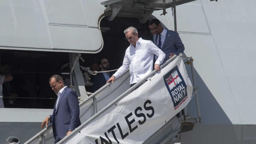 Abinader pasea por el buque británico Dauntless Abinader pasea por el buque británico Dauntless