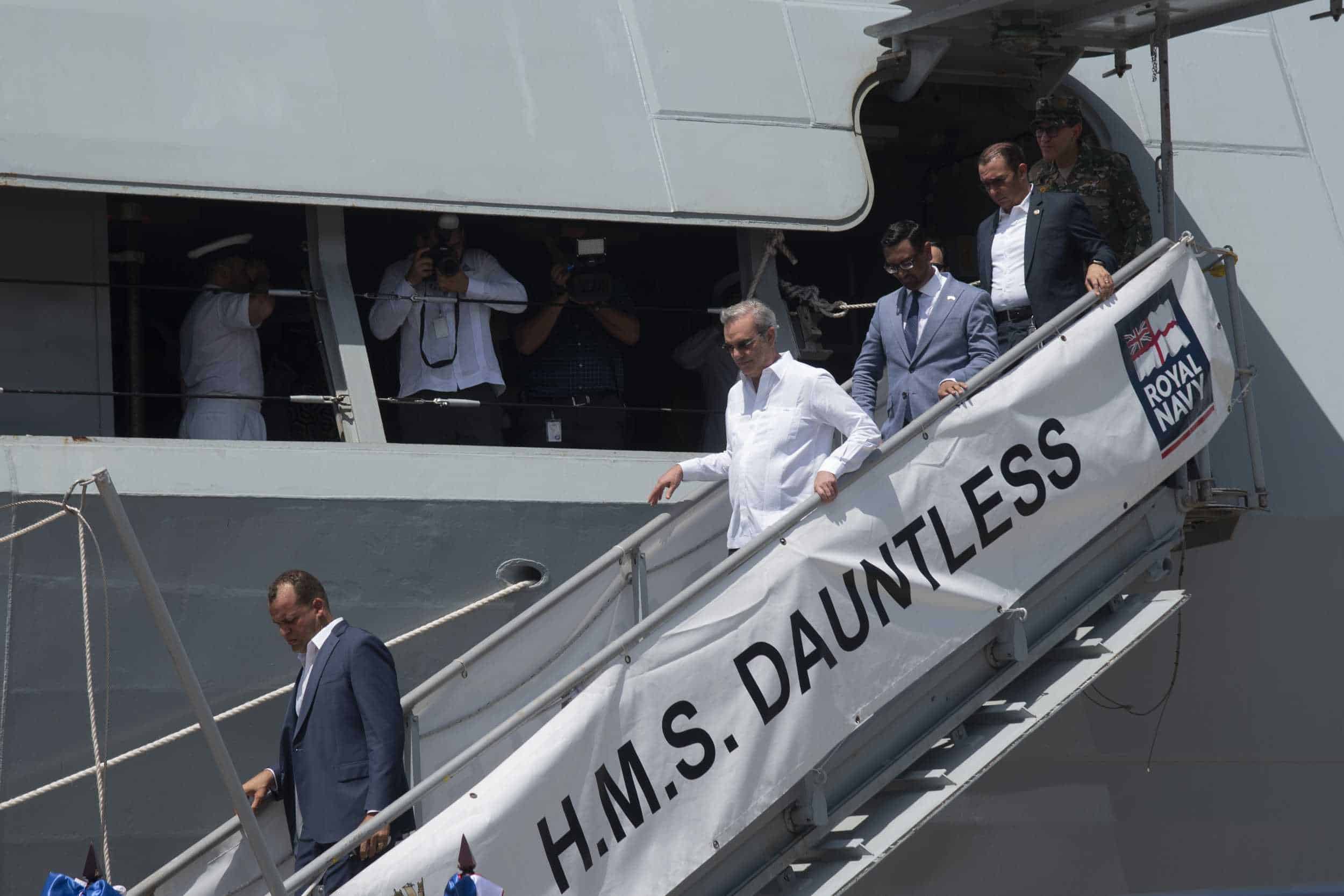El Dauntless es un buque de guerra británico