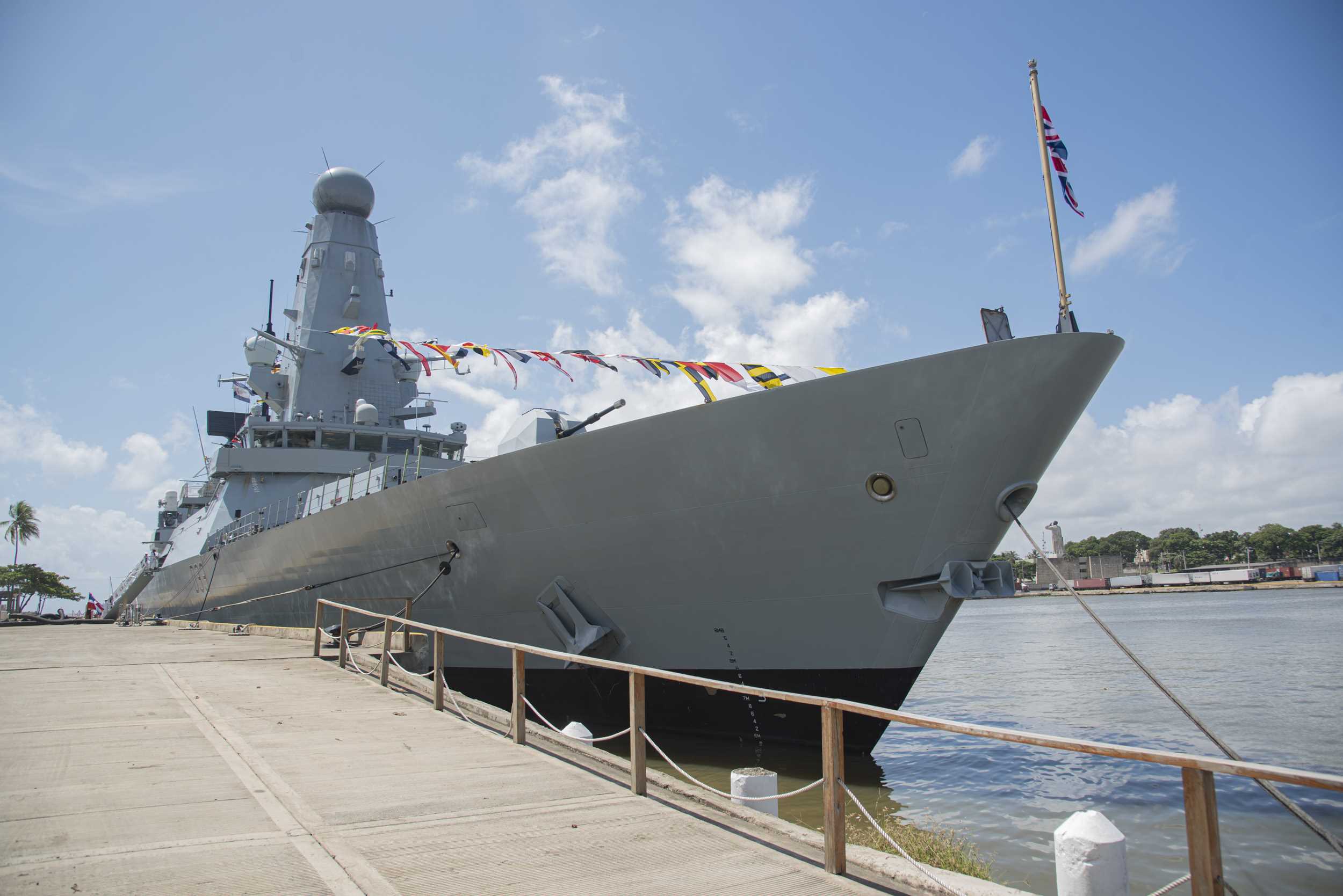 El Dauntless es un buque de guerra británico