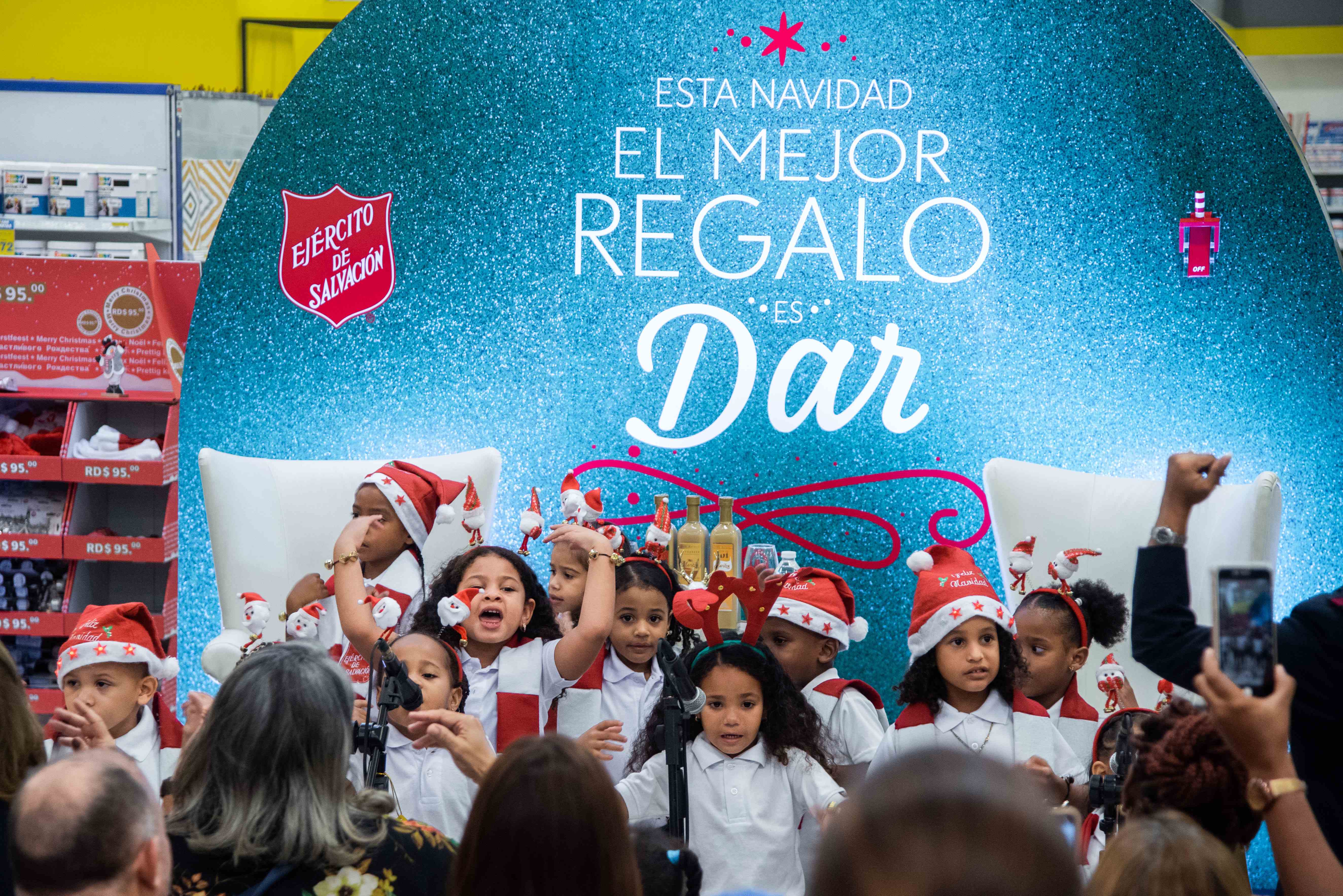 La actividad contó con una presentación infantil, que interpretó villancicos. 