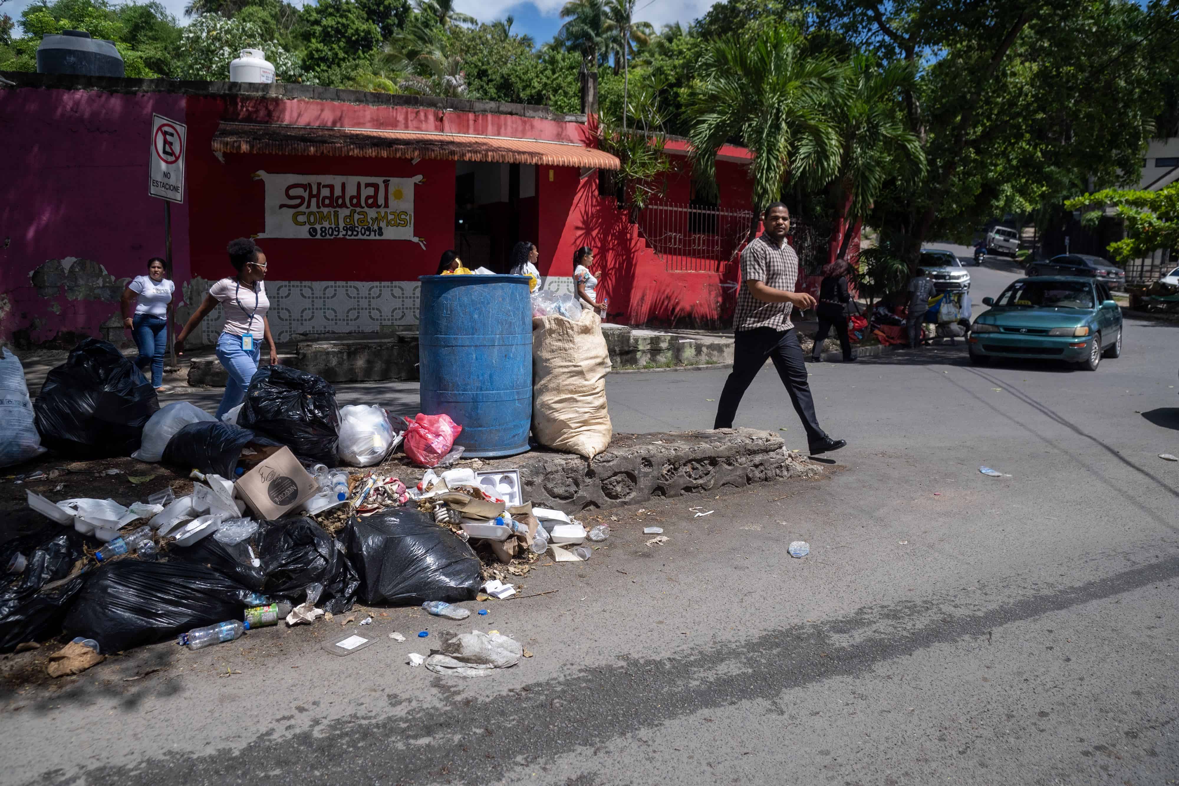 Residuos obstruyen el paso de los ciudadanos. En el Paseo del Yaque casi Av. Coronel Juan María Lora Fernández, en Los Ríos, la basura ocupa aceras y obliga a los transeúntes a dar vueltas a su alrededor para caminar sin pisar los desechos malolientes. Así lo vimos el 6 de octubre.