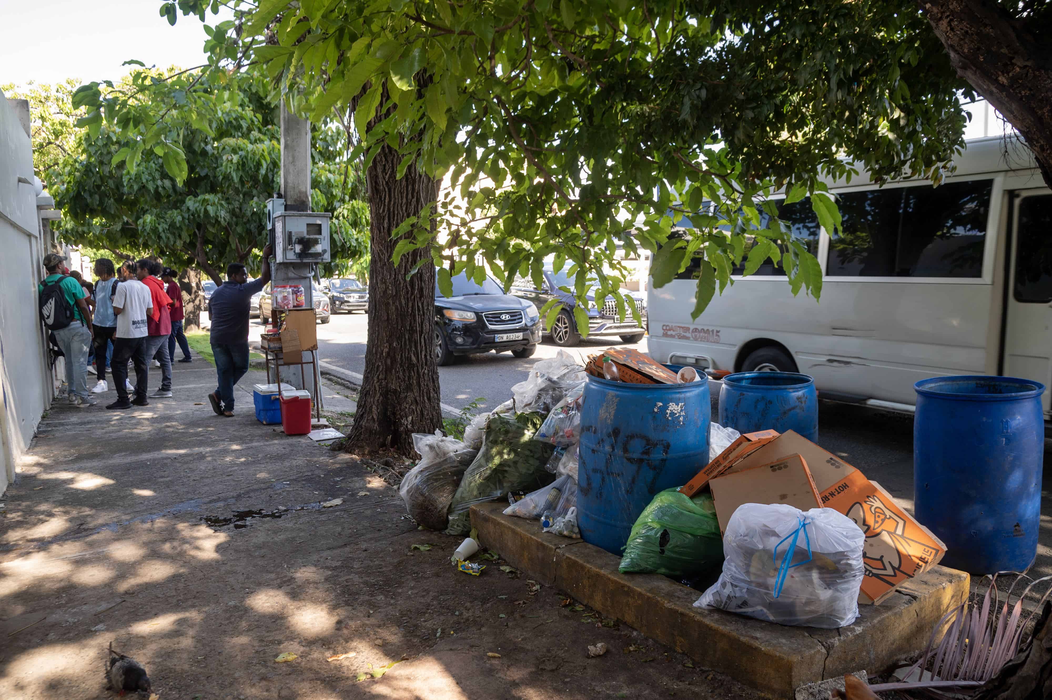 La “parada” de los desperdicios. Montones de desperdicios en la avenida Bolívar, en el sector Gazcue, ocupan el lugar que corresponde a los usuarios del transporte público, el 6 de octubre de 2023. Los ciudadanos tienen que moverse al área vecina.