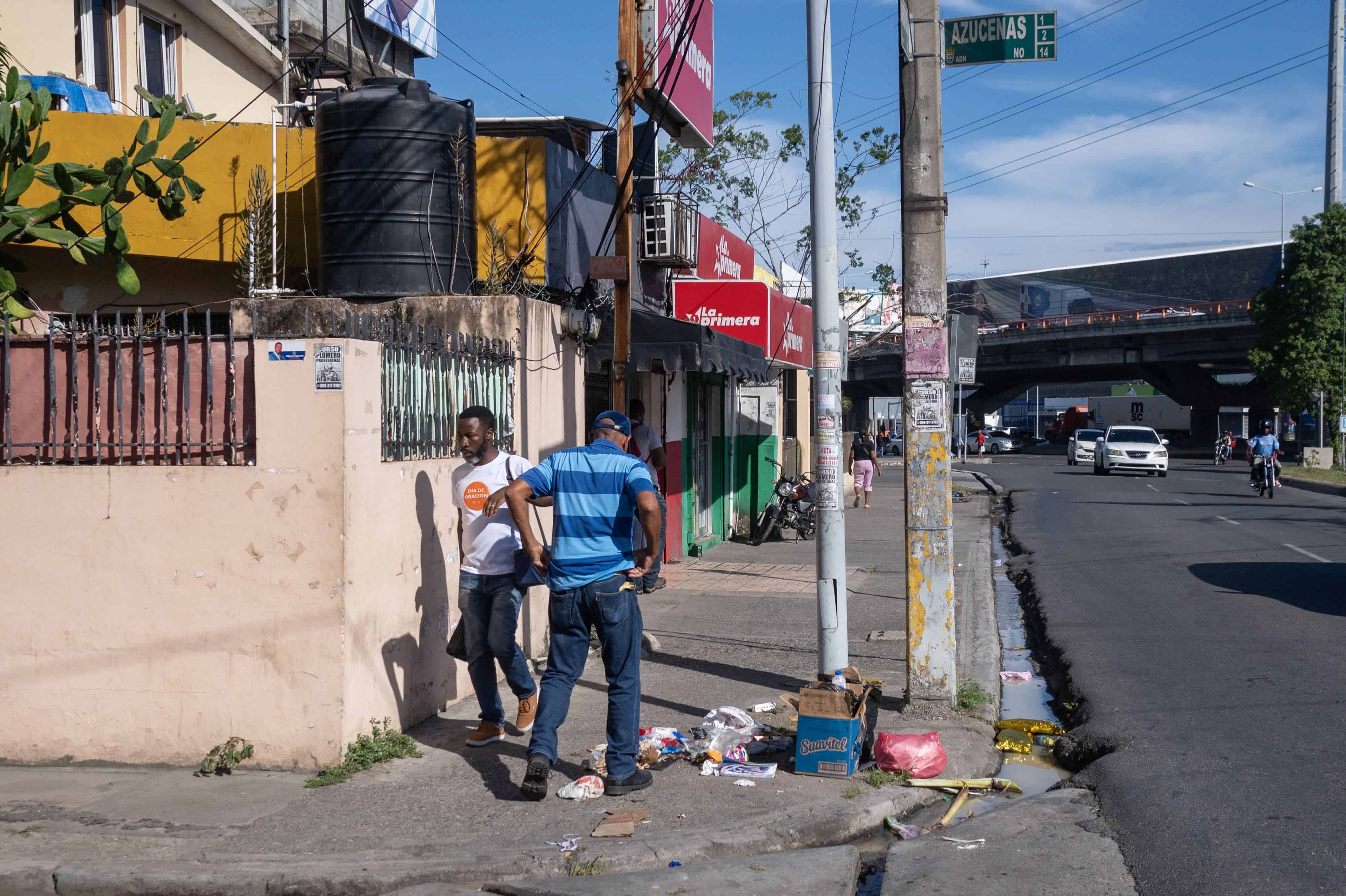 Cualquier poste es un vertedero. En una esquina en la Av. Buenaventura Freites cercana a la Autopista Duarte, un micro vertedero al pie de un poste crece ante la mirada de los ciudadanos.
