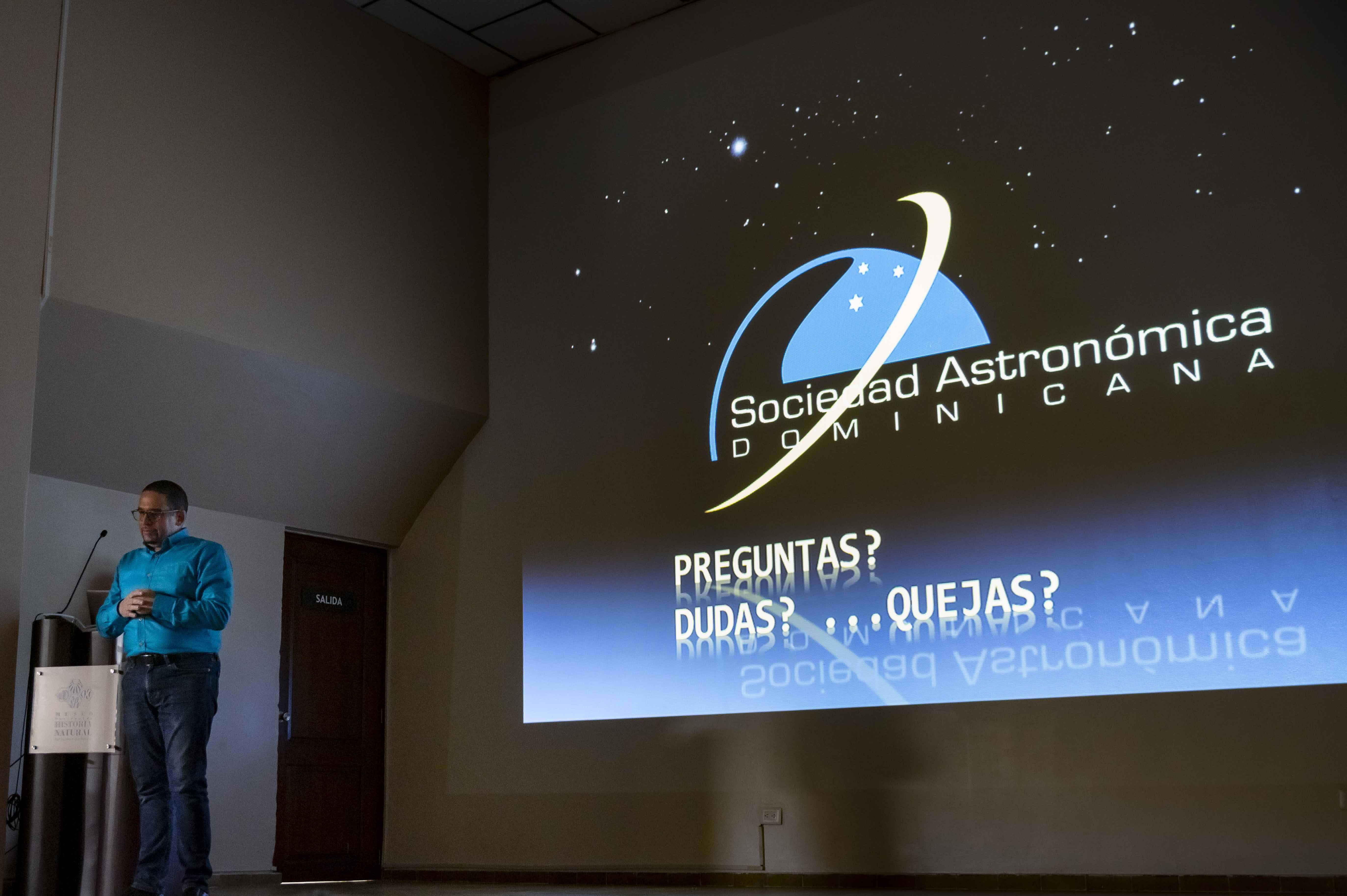 Miguel Acevedo, miembro de la Sociedad Astronómica Dominicana, dictó una charla de las técnicas y métodos seguros para observar el Sol durante el eclipse.