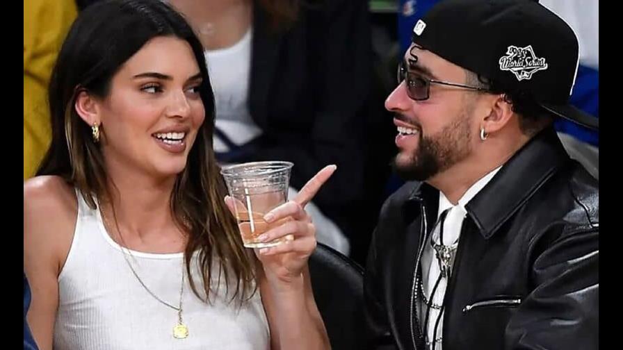 La pareja famosa Bad Bunny y Kendall Jenner asisten al show de Luis Miguel