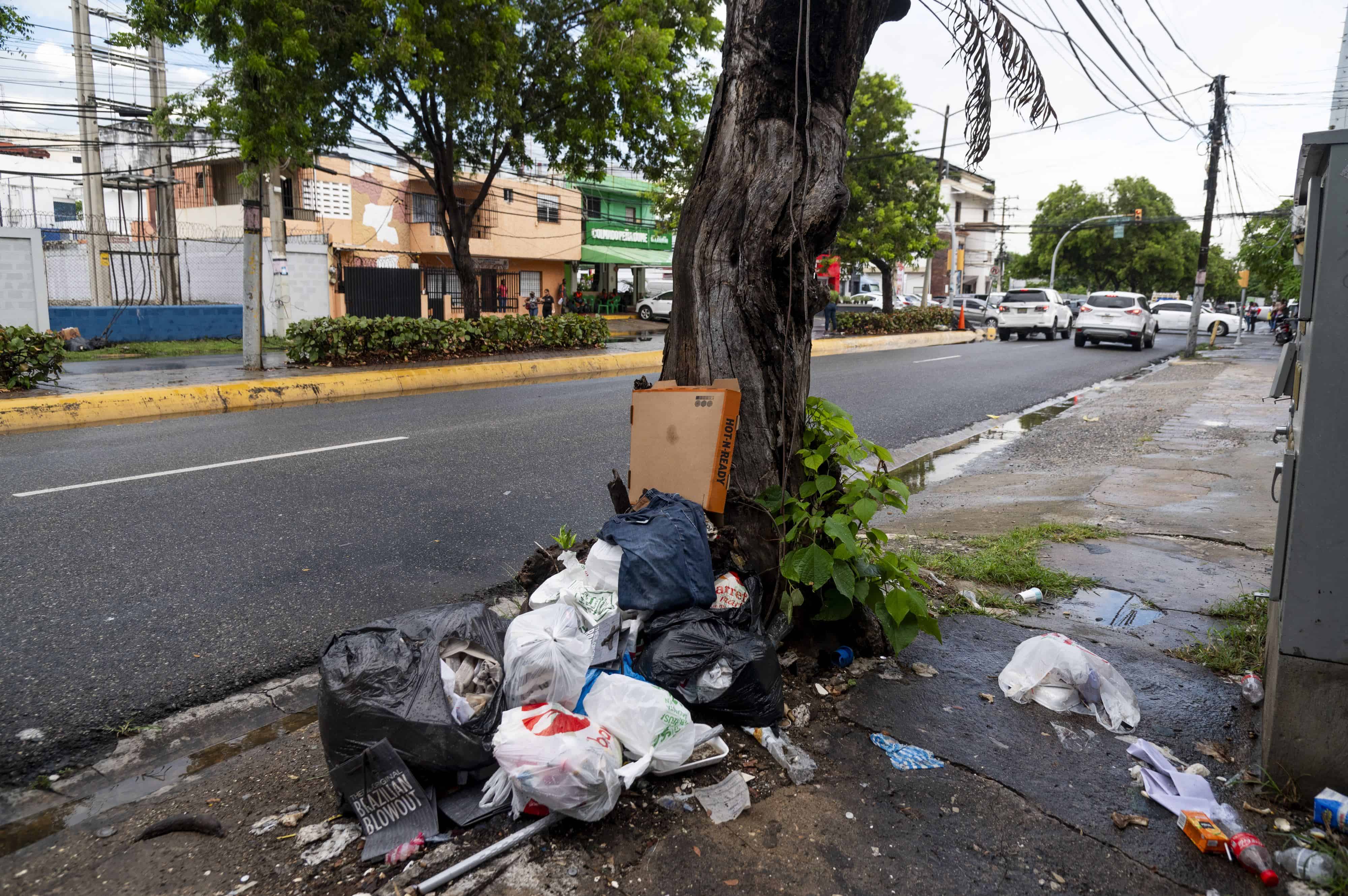 Vertedero improvisado. La basura se acumula en la avenida Rómulo Betancourt, en el sector Mirador Sur.  Los residentes allí han improvisado un botadero. Imagen captada el pasado viernes 6 de octubre.