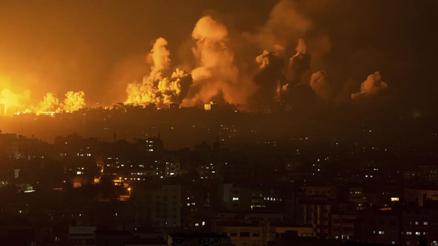 Israel declara la guerra y bombardea Gaza, mientras se intensifican los combates por segundo día