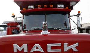 Empleados de Mack Trucks se unen a huelga automotriz en EE.UU.