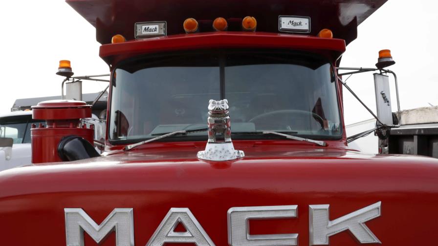Empleados de Mack Trucks se unen a huelga automotriz en EE.UU.