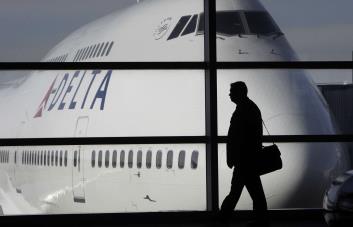 Principales aerolíneas suspenden vuelos desde y hacia Israel