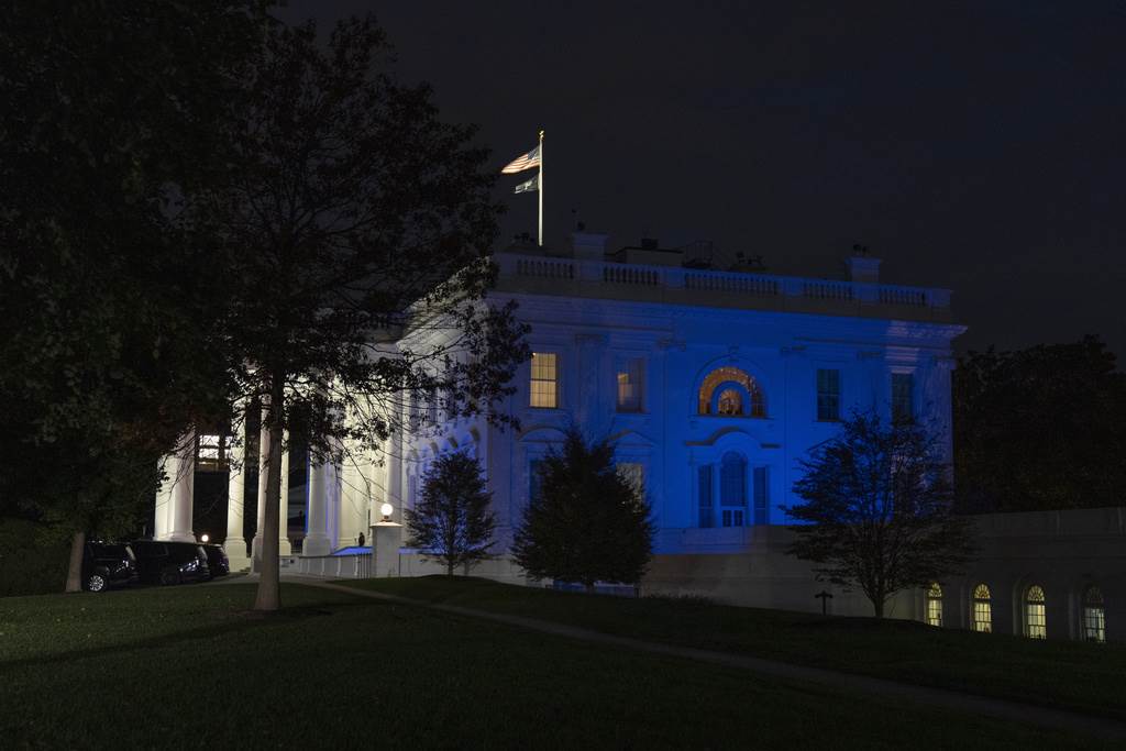 La Casa Blanca se ilumina de azul y blanco, los colores de la bandera israelí, para subrayar la solidaridad de Estados Unidos con Israel, el lunes 9 de octubre de 2023, en Washington.