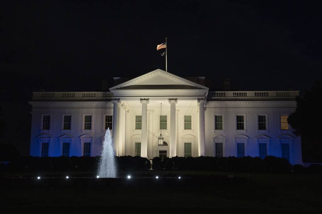 La Casa Blanca se ilumina de azul y blanco, los colores de la bandera israelí, para subrayar la solidaridad de Estados Unidos con Israel, el lunes 9 de octubre de 2023, en Washington.