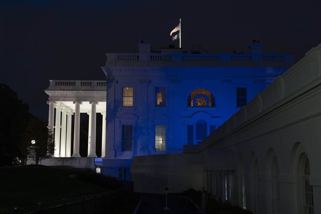 La Casa Blanca se ilumina de azul y blanco, los colores de la bandera israelí, para subrayar la solidaridad de Estados Unidos con Israel, el lunes 9 de octubre de 2023, en Washington.