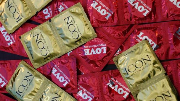 Gobernador de California veta iniciativa para facilitar condones gratis a alumnos de secundaria