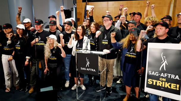 Hollywood vuelve a la normalidad tras acuerdo con guionistas