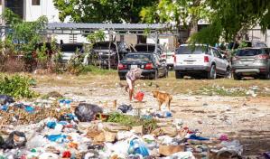 Un vertedero y aguas negras al lado de la cárcel de La Victoria