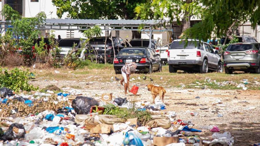 Un vertedero y aguas negras al lado de la cárcel de La Victoria