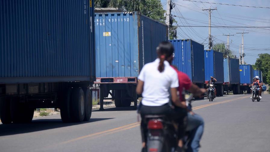 Contenedores de empresas operan en zona franca Codevi están varados en Dajabón debido al cierre fronterizo