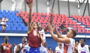 Barahona vence a UNIBE en baloncesto universitario