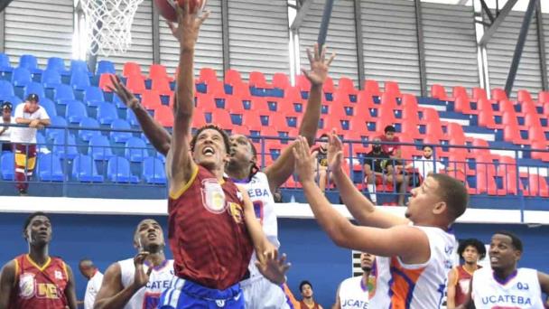 Barahona vence a UNIBE en baloncesto universitario