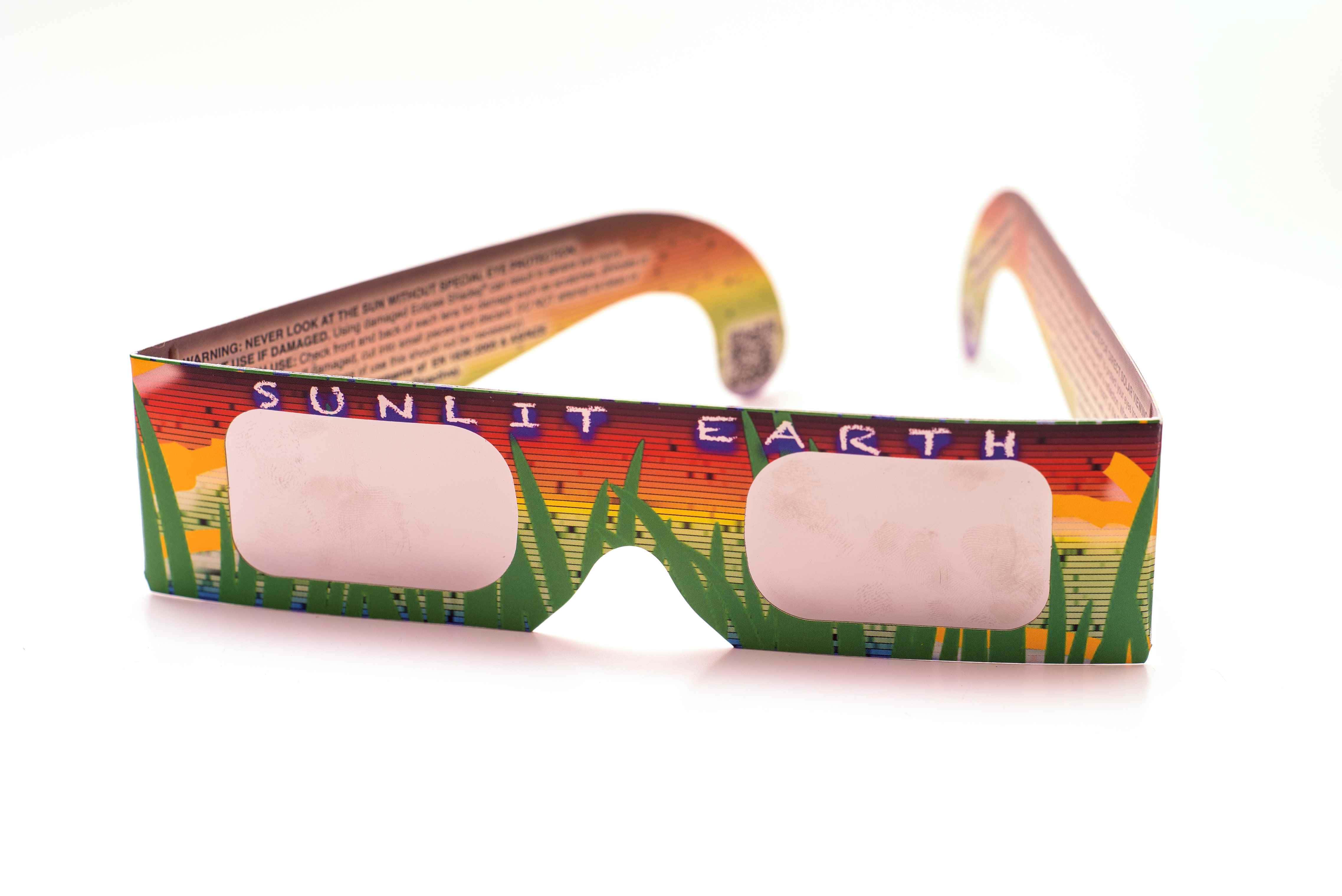 Gafas solares donadas por el proyecto Charlie Bates Solar Astronomy Project que cumplen con la especificación ISO 12312-2 para observar el eclipse.