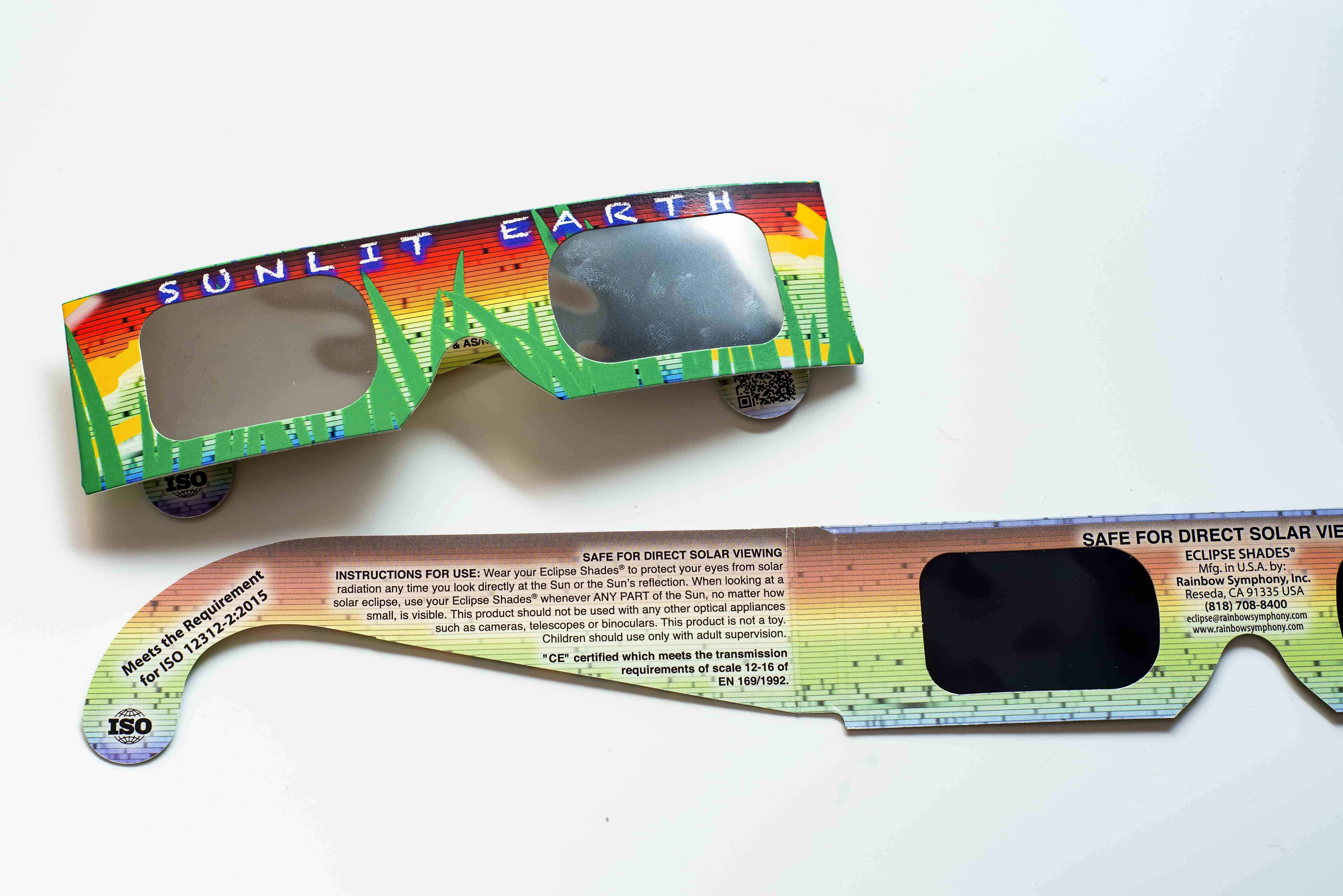 Gafas solares donadas por el proyecto Charlie Bates Solar Astronomy Project que cumplen con la especificación ISO 12312-2.