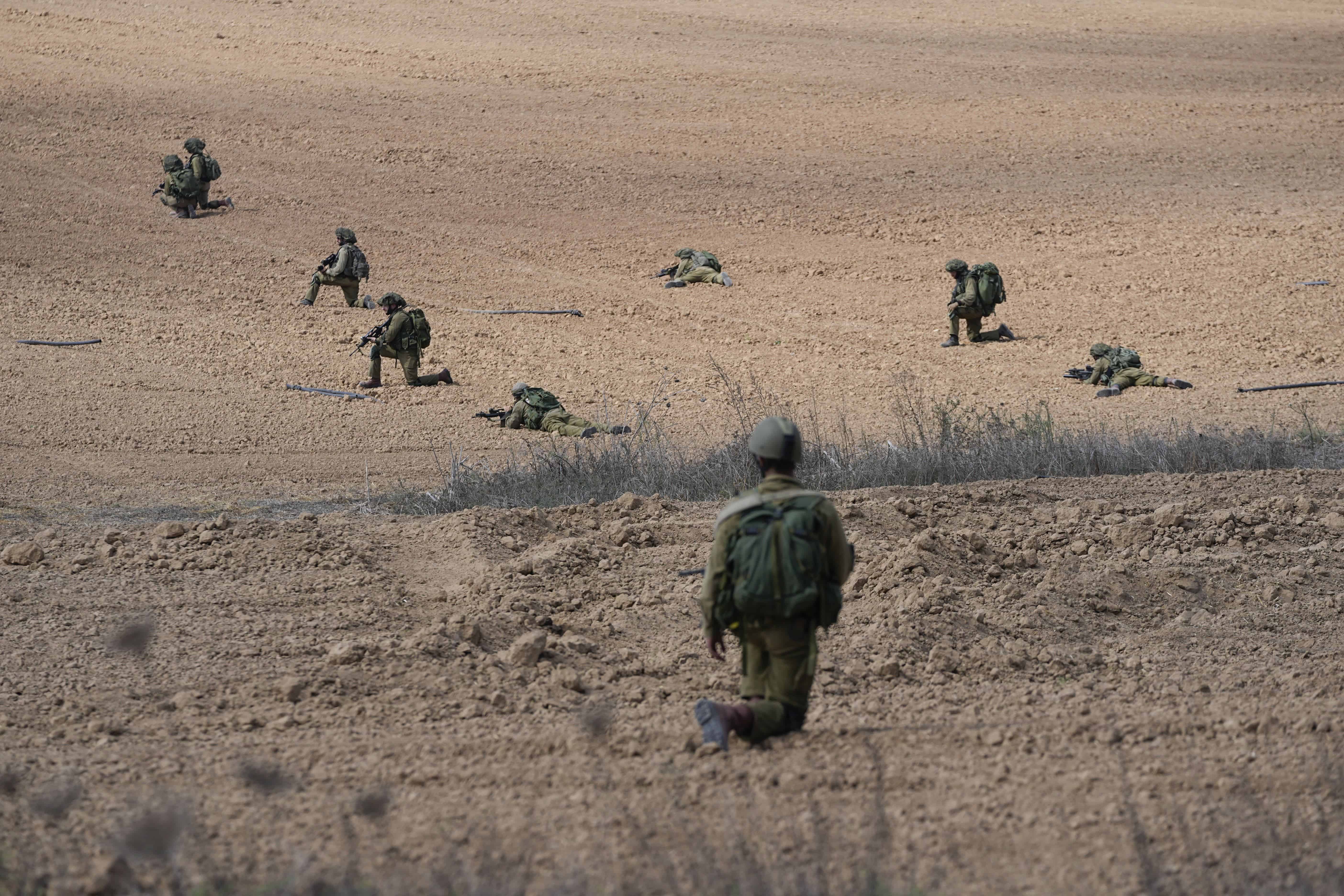 Soldados israelíes toman sus posiciones el martes 10 de octubre de 2023, cerca del kibbutz Kfar Aza. Combatientes de Hamas incursionaron el sábado en Kfar Aza, donde mataron y secuestraron a un gran número de israelíes.
