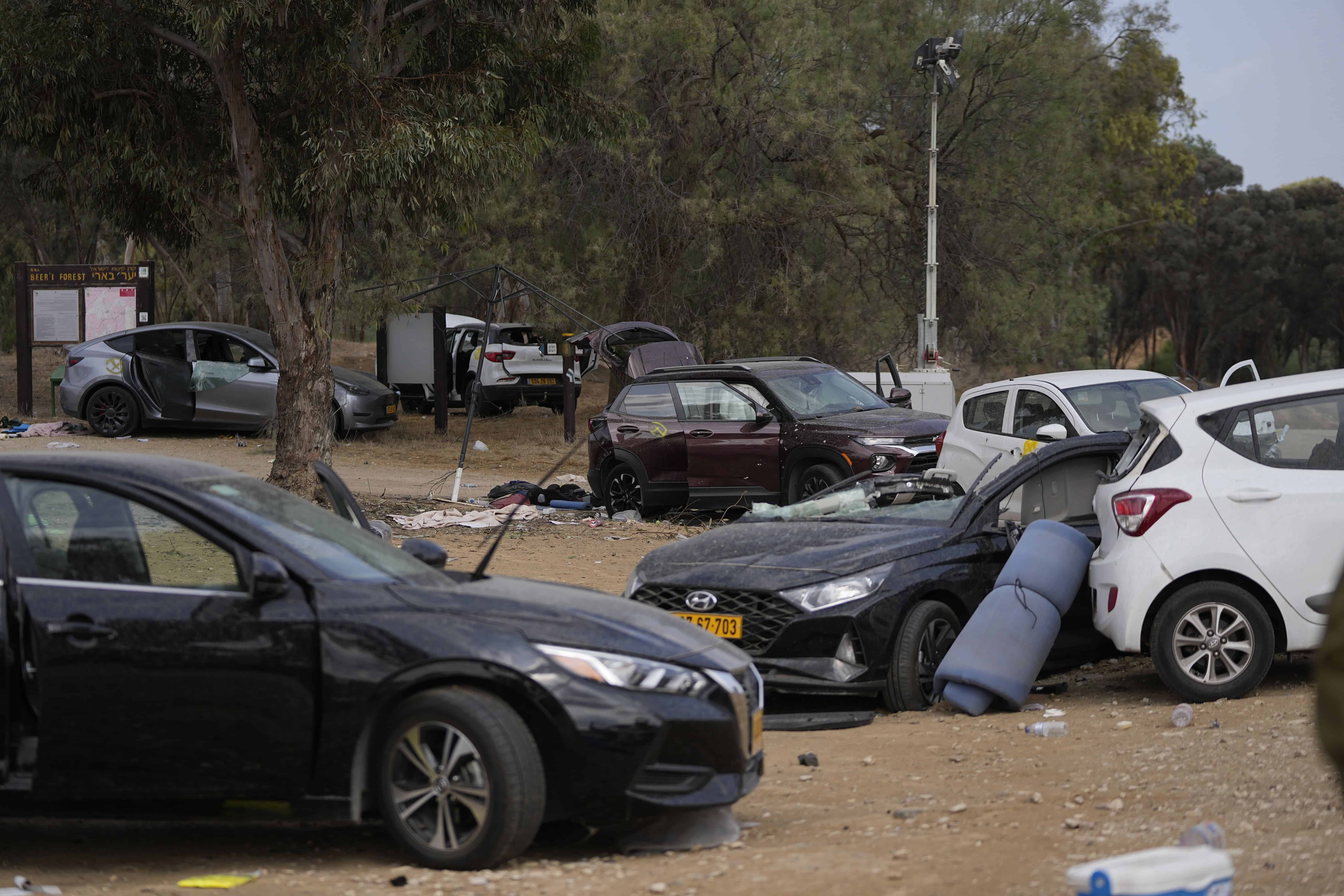 Vehículos dañados en la zona de un festival de música cerca del kibbutz Reim, cerca del muro fronterizo con la Franja de Gaza.