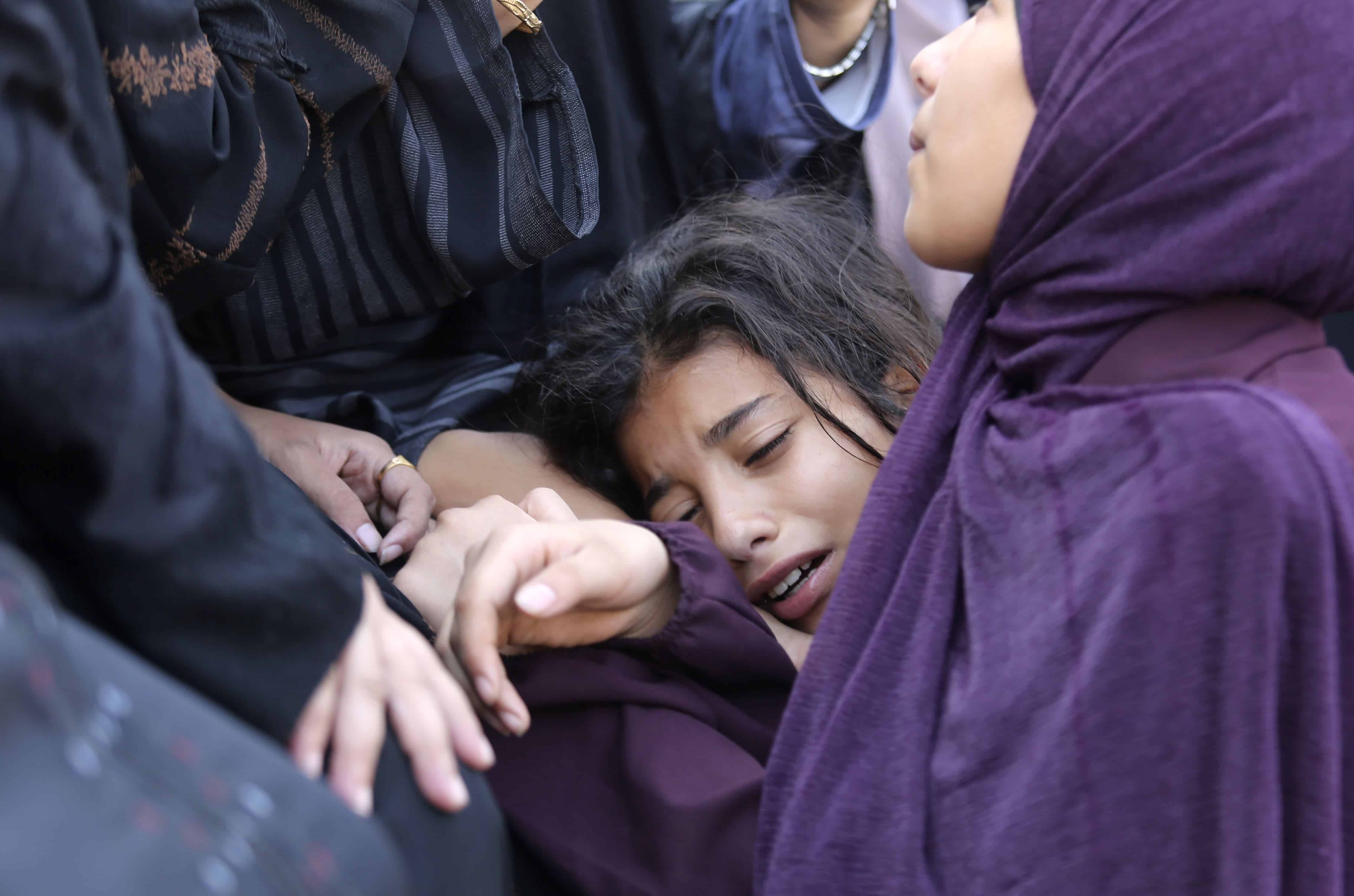 Una niña palestina llora durante el funeral de Amir Ganan, quien murió en un ataque aéreo israelí contra edificios en Jan Yunis, en la Franja de Gaza.