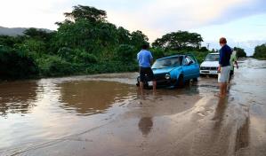 El poderoso huracán Lidia toca tierra en la costa del Pacífico de México