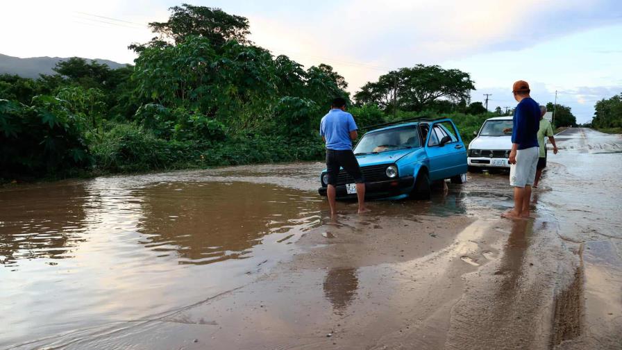 El poderoso huracán Lidia toca tierra en la costa del Pacífico de México