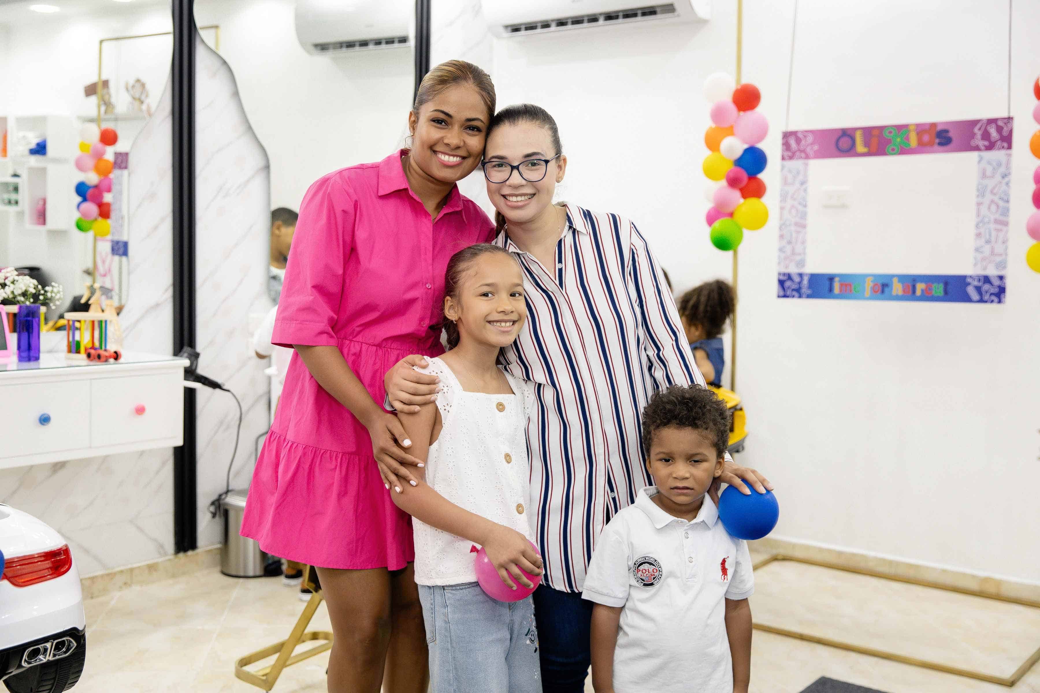 Jorgelina Cabrera e Isidra Reyes posan con los niños Montserrat y Matías Ramírez Reyes.