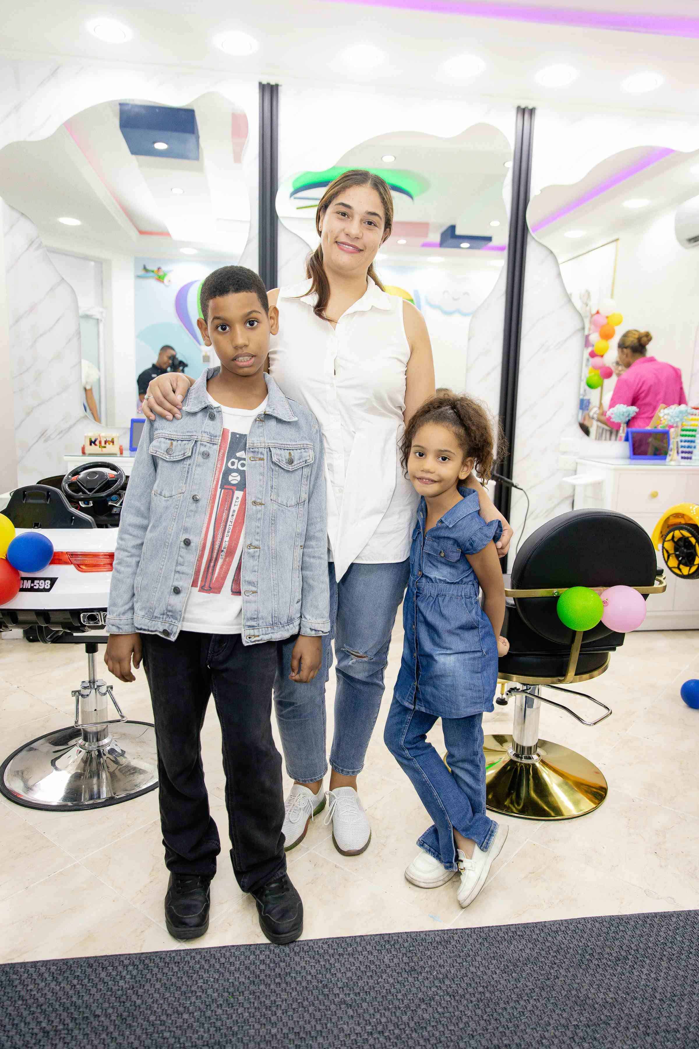 Los niños Alian y Alaia Herrera Reyes junto a su madre Karina Reyes.