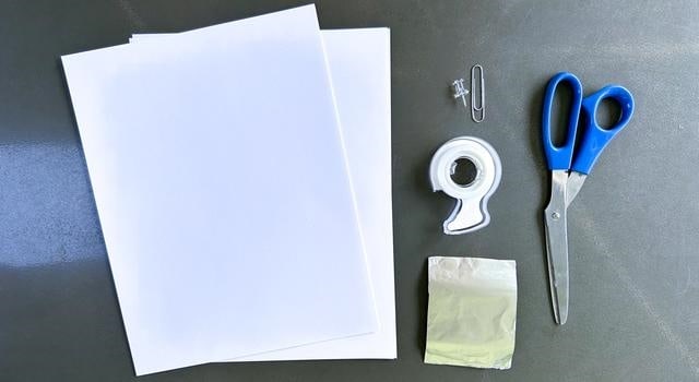 La lista de materiales para elaborar un proyector o cámara estenopeica es muy simple, una lámina de cartonite blanco, cinta adhesiva, papel de aluminio (foil), tijeras y un alfiler.<br>