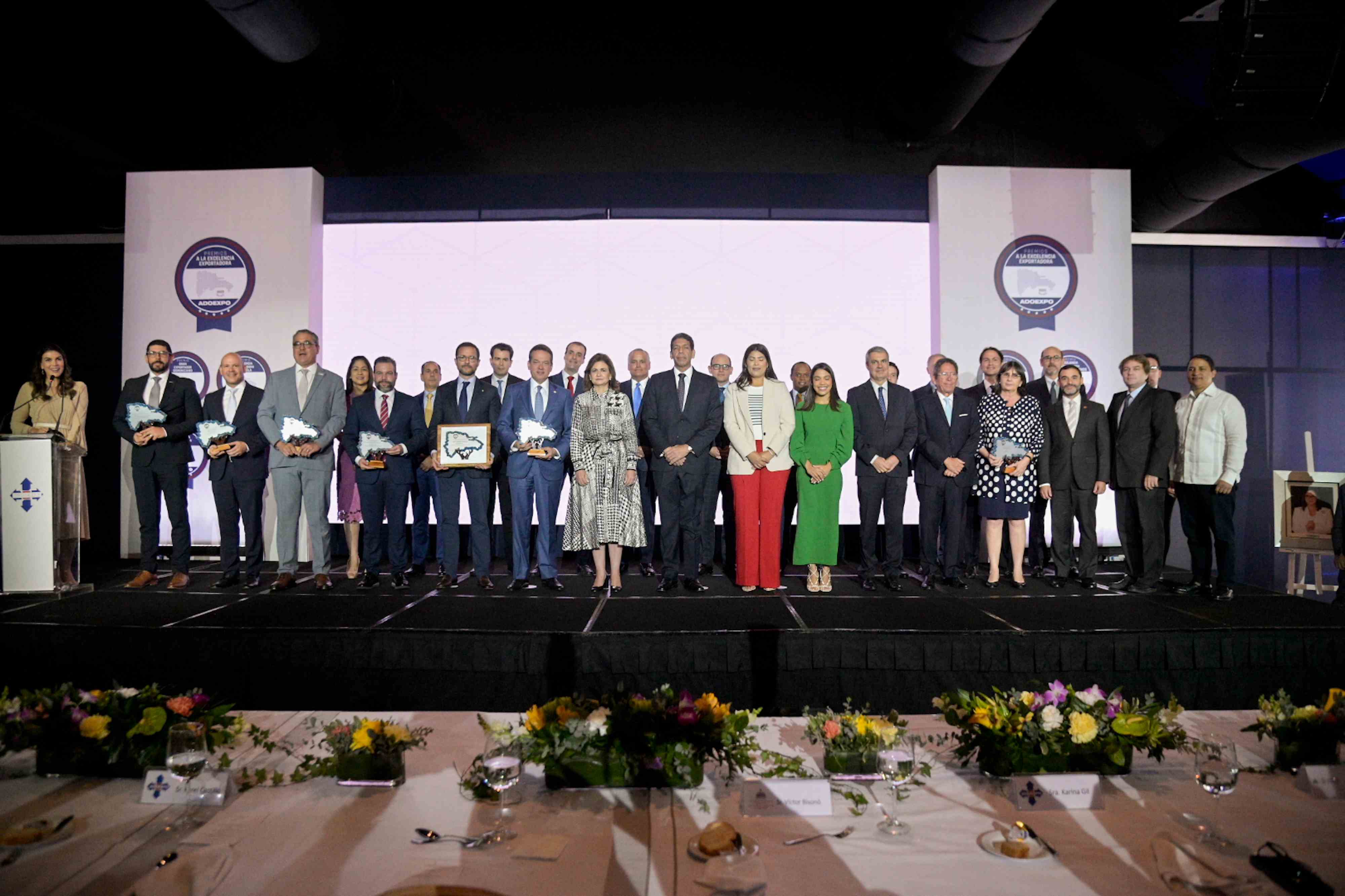 Fotografía de los galardonados junto a la vicepresidenta Raquel Peña y el ministro de Industria y Comercio, Ito Bisonó.