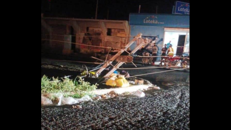 Edeeste trabaja para restablecer la energía en La Romana tras camión derribar seis postes