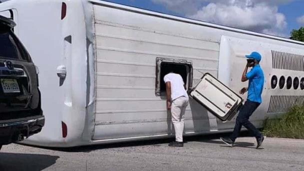 Al menos 11 heridos al volcarse un autobús en Verón